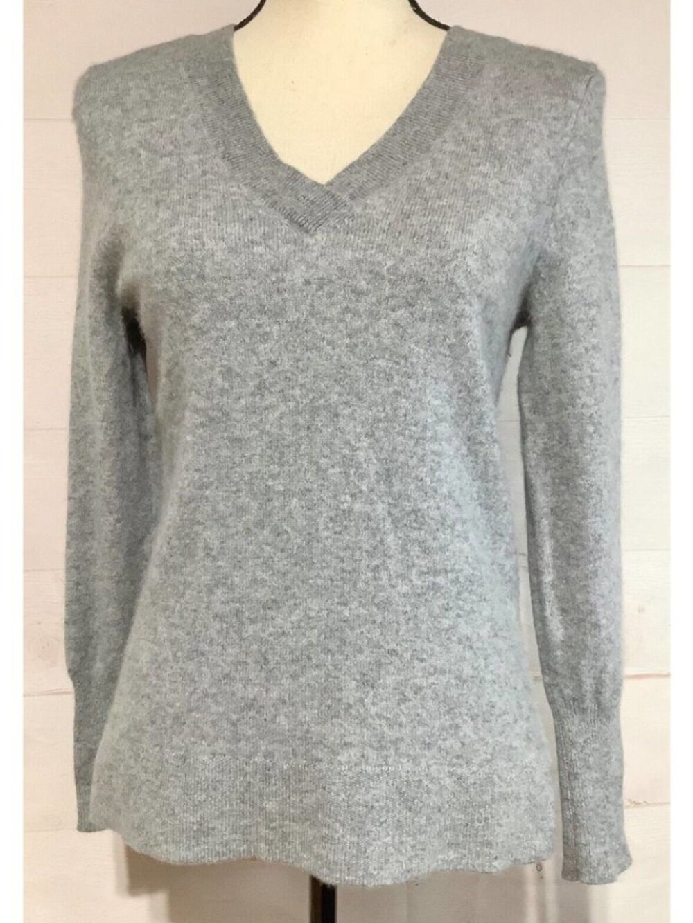 Halogen (Nordstrom) 100% Cashmere Gray V-Neck Sweater Medium